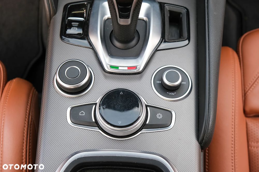 Alfa Romeo Giulia 2.0 Turbo 16V AT8-Q4 Veloce Ti - 14