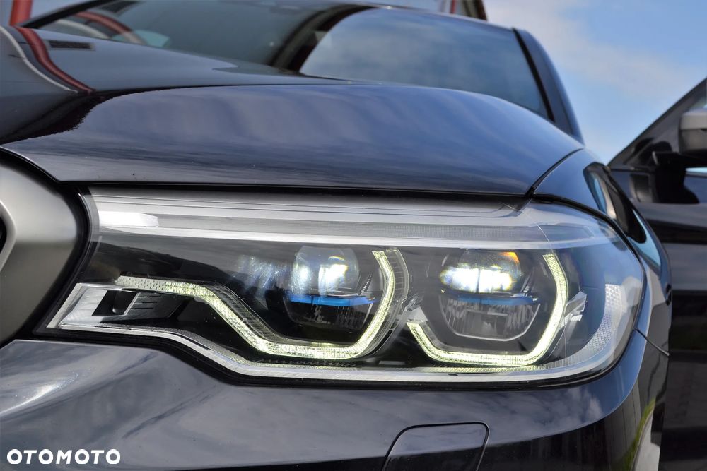 BMW Seria 5 M550i xDrive sport - 15