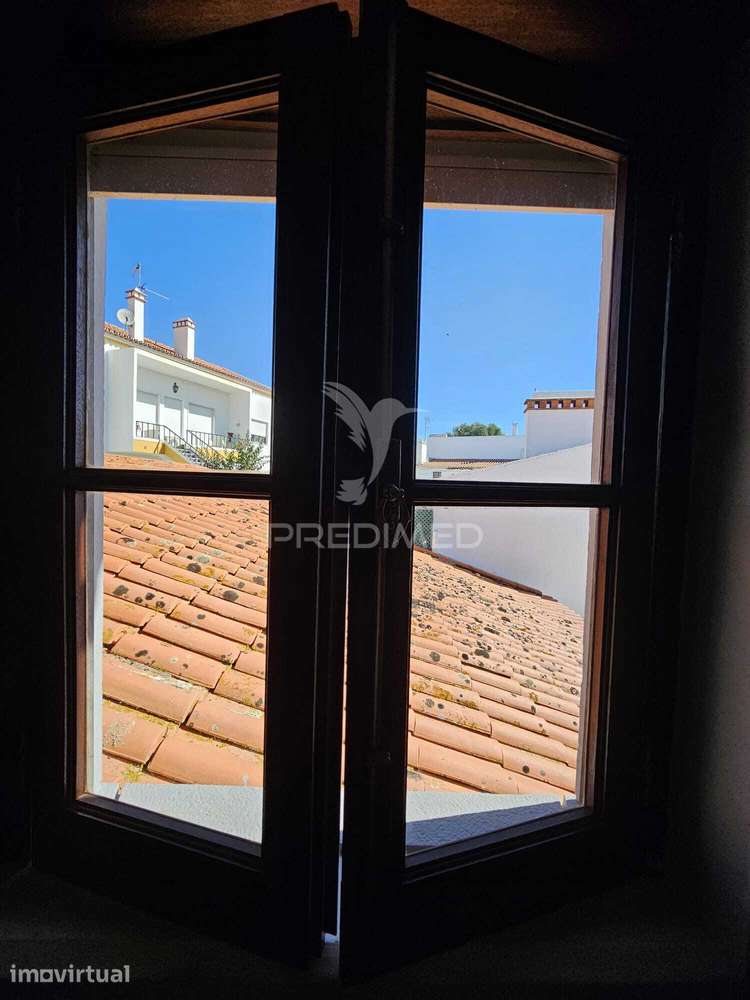 MORADIA COM QUINTAL, GARAGEM E 2 ANEXOS | RENOVADOS | AZARUJA | - Grande imagem: 3/16