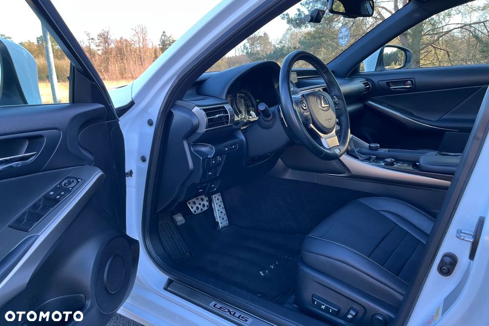 Lexus IS 300h F Sport - 10
