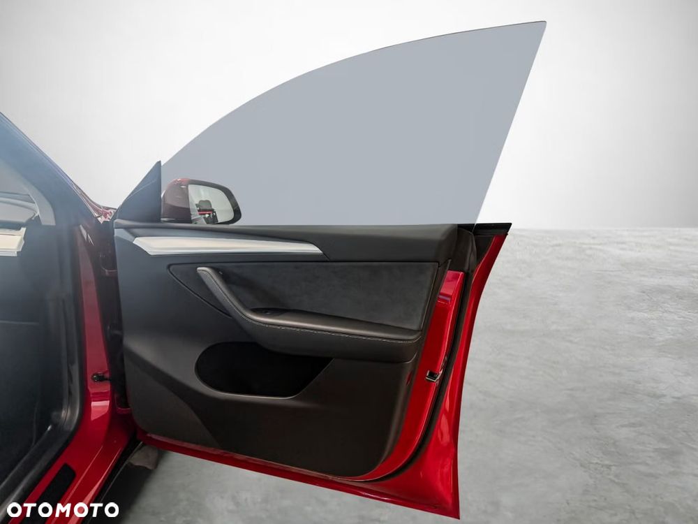 Tesla Model Y - 8
