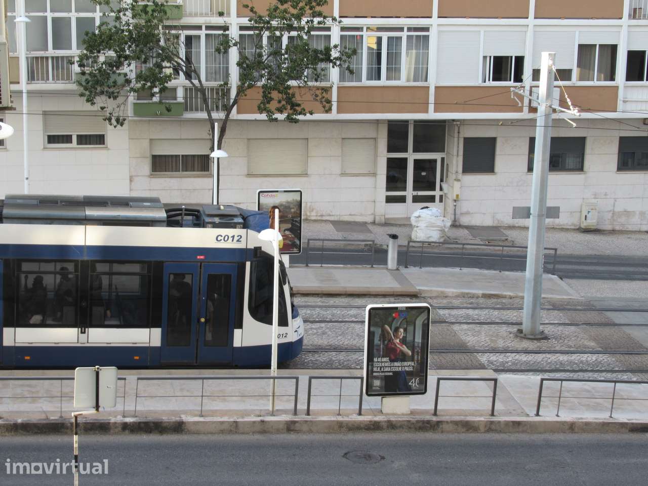 T2 na Avenida 25 de Abril – Cacilhas (105 m2 + Metro à porta) - Grande imagem: 2/12