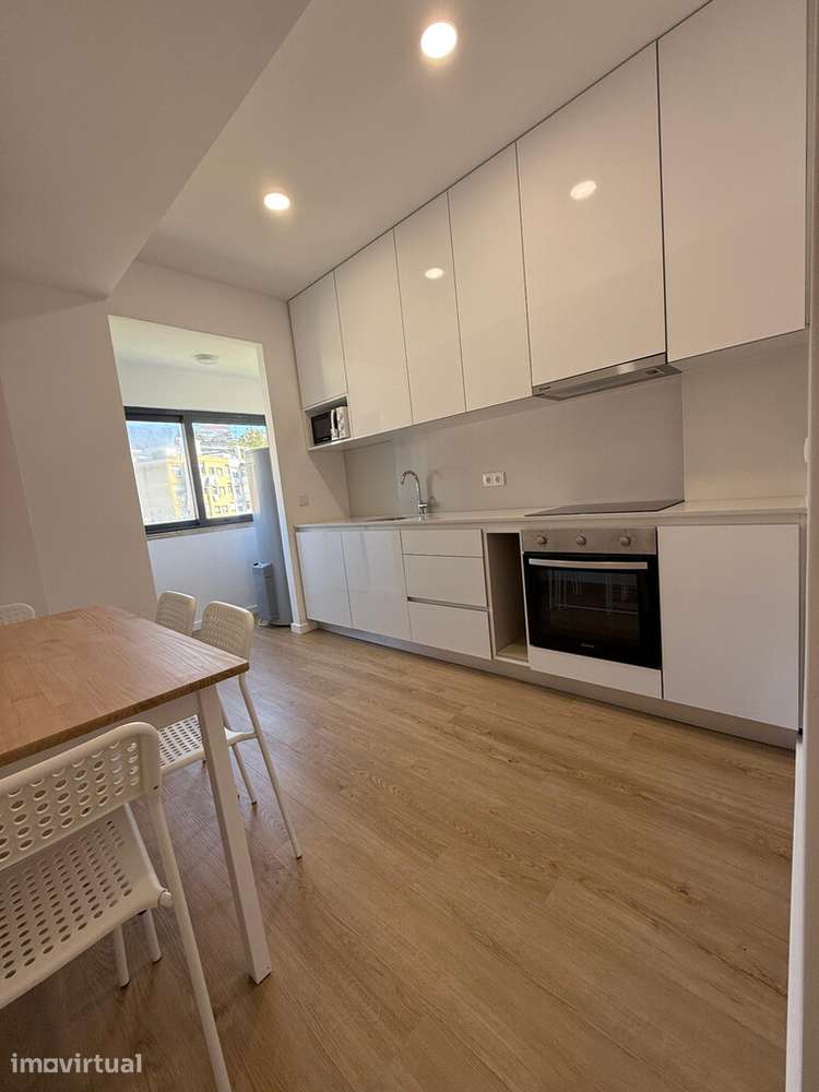 Quarto para arrendamento, mobilados em zona da Fernão Magalhães - Grande imagem: 2/3