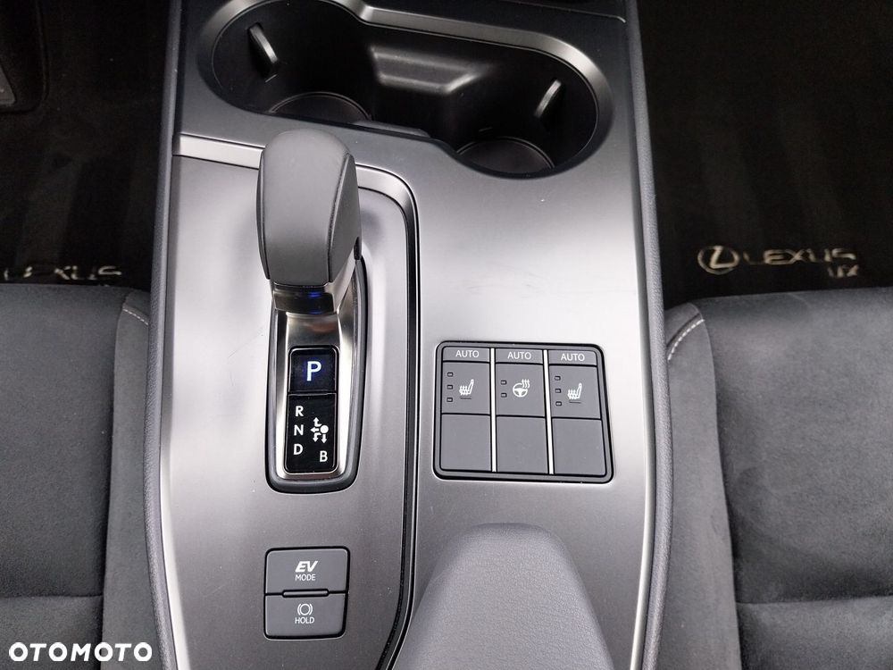 Lexus UX 300h Business - 22