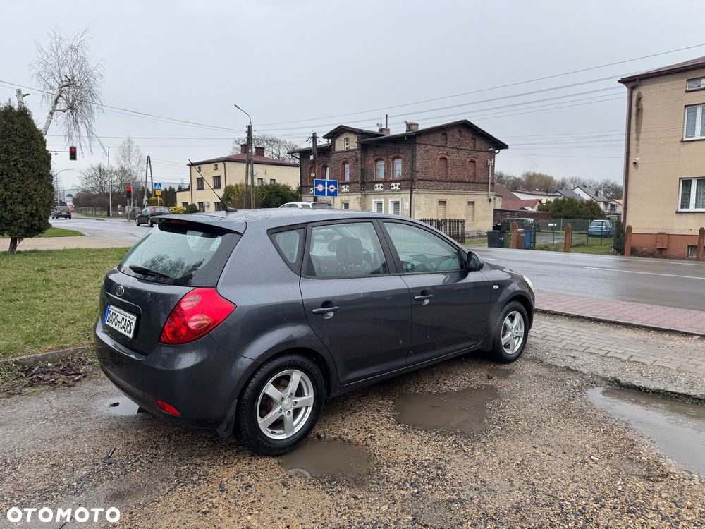 Kia Ceed - 4