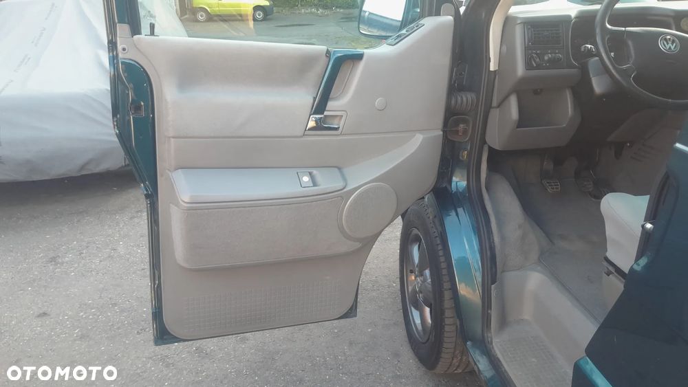 Volkswagen Multivan - 32
