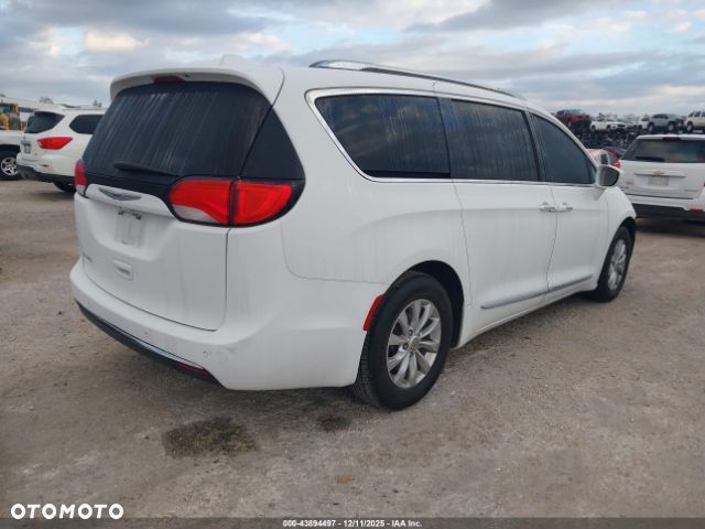 Chrysler Pacifica - 2