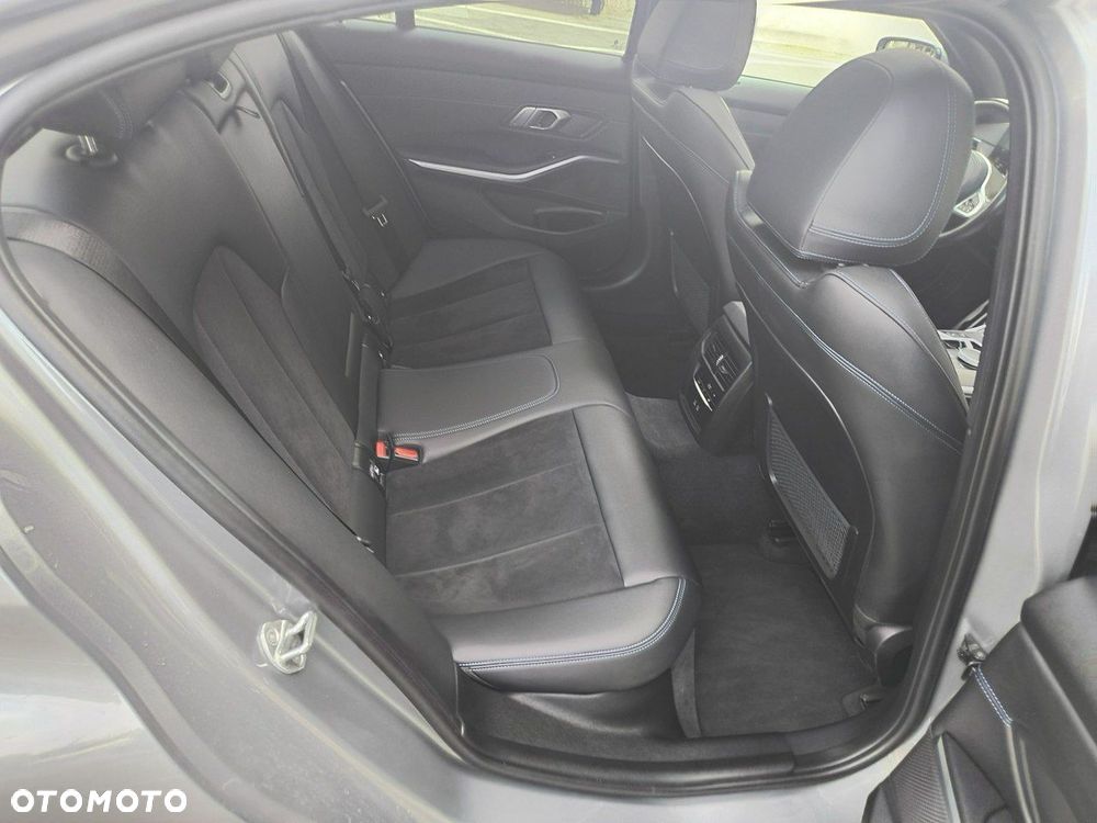 BMW Seria 3 320i Edition M Sport Shadow - 17