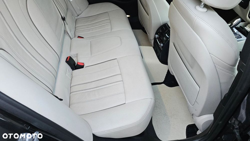 BMW Seria 5 520d xDrive - 13