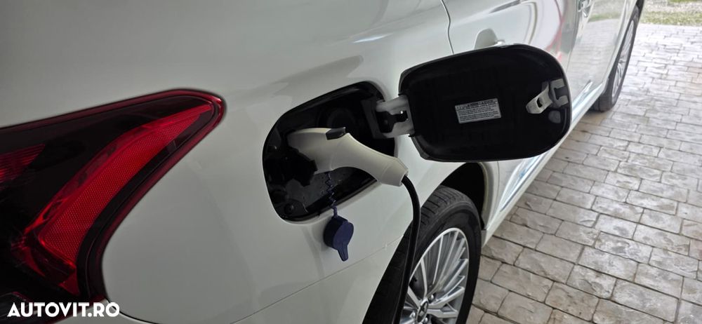 Mitsubishi Outlander 2.4 4WD Plus - 12