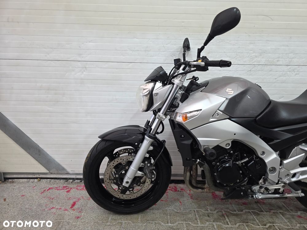 Suzuki GSR - 9