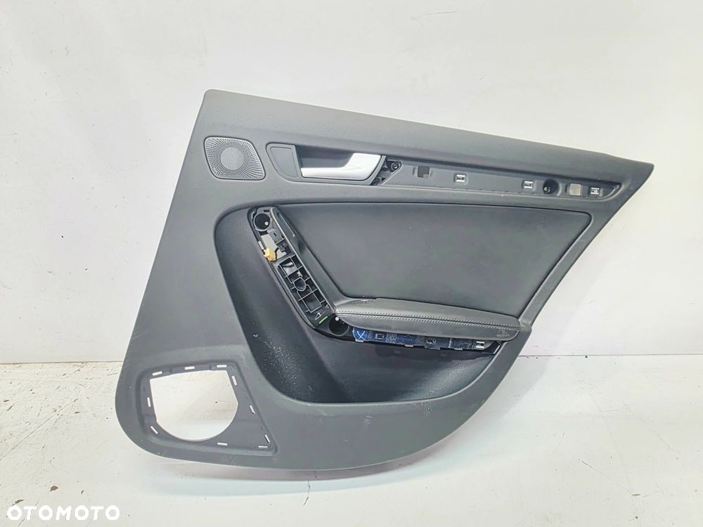 BOCZEK DRZWI PRAWY TYŁ AUDI A4 B8 8K0867306 1/26 SKÓRA - 1
