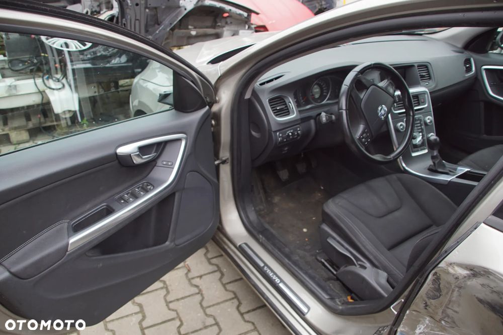Auto na części - Volvo S60 II Lift 1.6 D 114 KM D4162T 36051127 484 2015R Silnik Skrzynia Drzwi Maska Błotnik Klapa Lampa Lusterko Klamka Szyba Deska Kokpit Sterownik Moduł Czujnik Licznik Wyświetlacz Panel Kierownica - 9