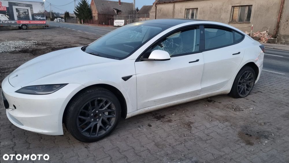 Tesla Model 3 - 4