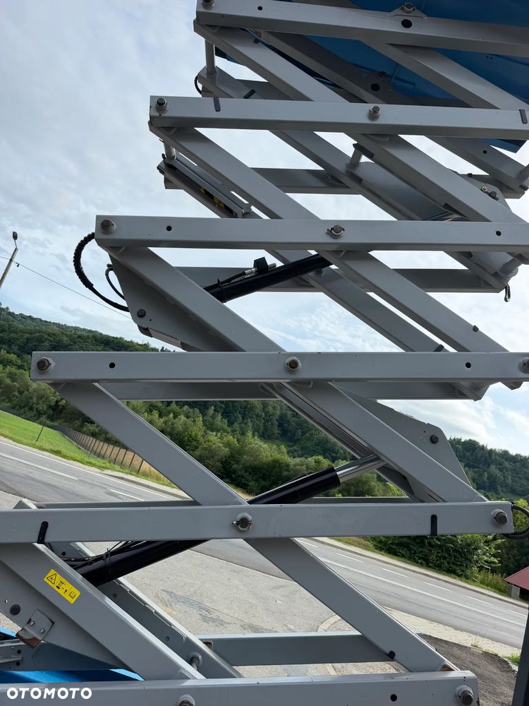 Genie GS-4047. Zwyżka Platforma Nożycowa 14 metrów wysokość robocza. Podnośnik przywieziony z Norwegii praktycznie zerowe zużycie. Pracował w urzędzie komunalnym 1 raz w roku okres świąteczny! Udzwig 380 kg. Rozsuwany Balkon. Sterowanie góra dół. Akumlatory w świetnej kondycji z 2024 roku. Wielka Okazja! - 5