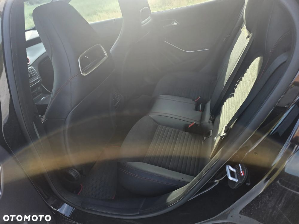 Mercedes-Benz GLA 250 4Matic 7G-DCT AMG Line - 17