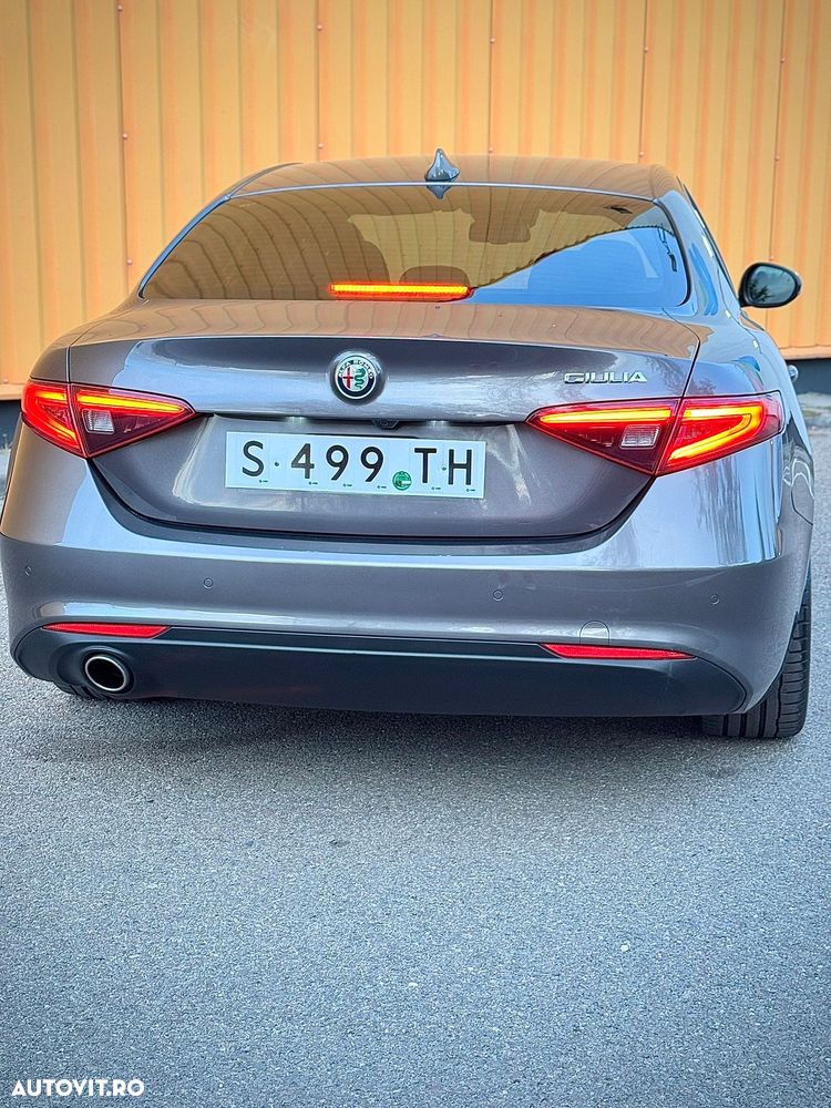 Alfa Romeo Giulia 2.2 JTDM AWD AT8 Estrema - 13
