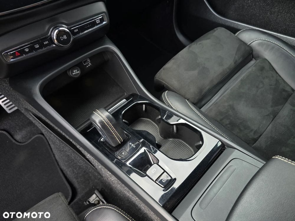 Volvo XC 40 B4 Ultra Black Edition - 25