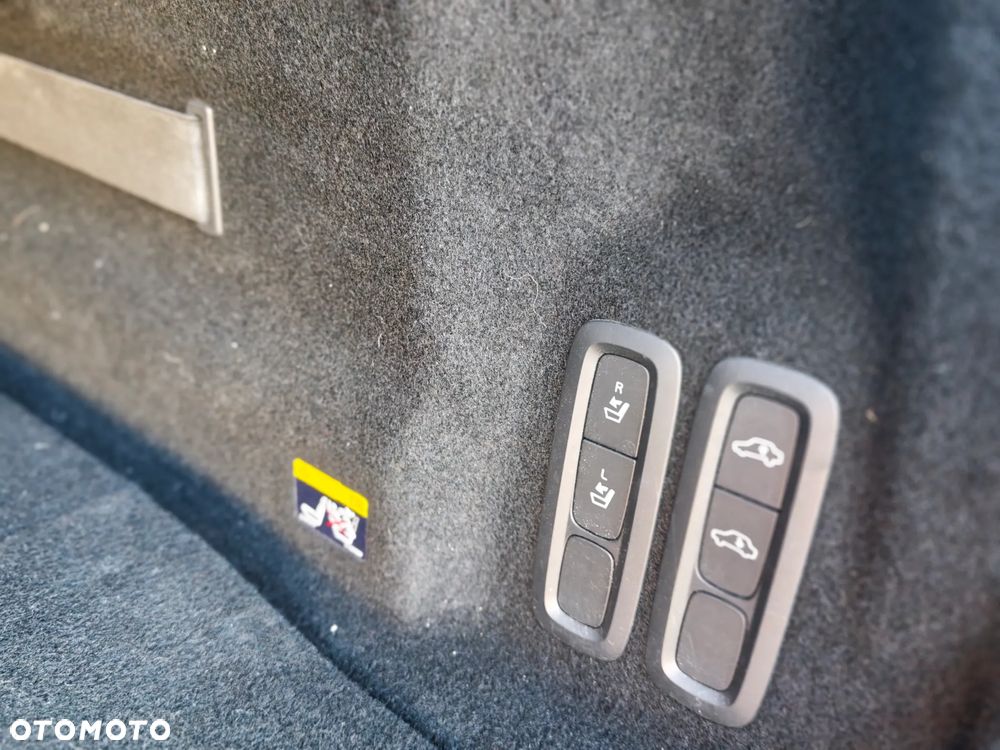 Volvo XC 60 T8 AWD Recharge Geartronic RDesign Expression - 29