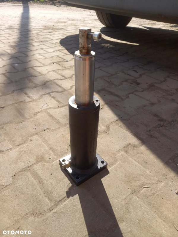 Siłownik hydrauliczny dwustronnego działania