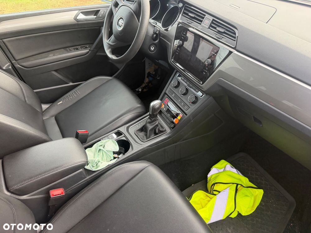 Volkswagen Touran - 11