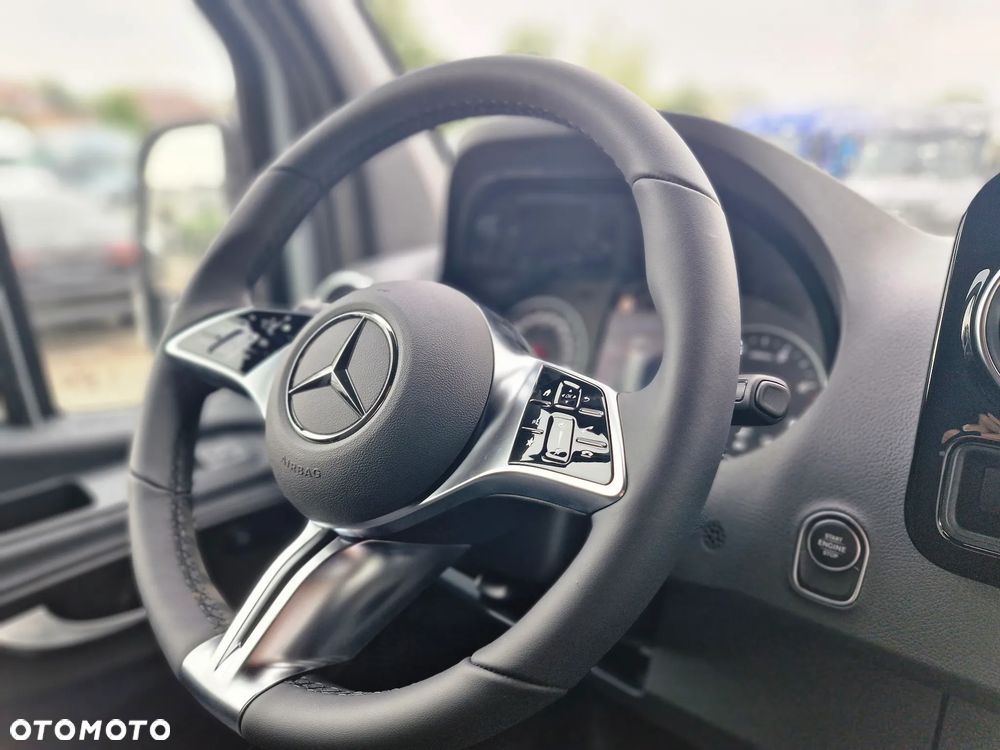 Mercedes-Benz Sprinter - 25