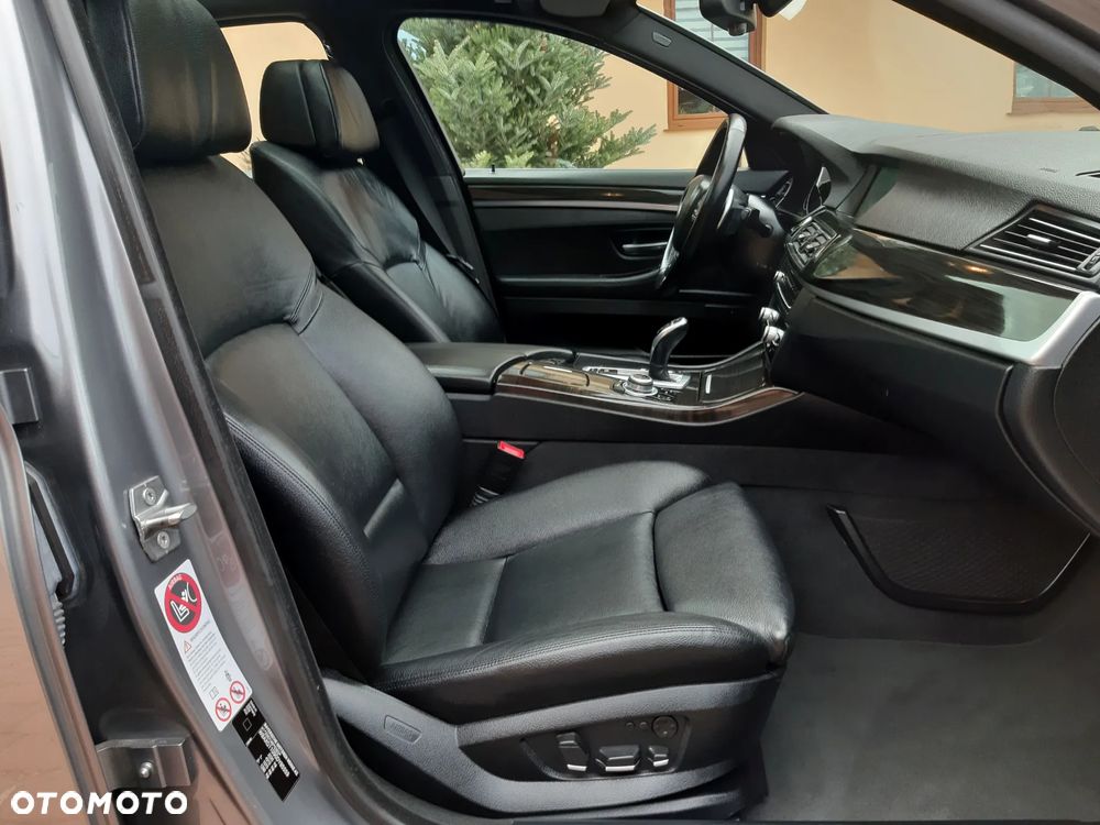 BMW Seria 5 520i Sport-Aut - 30