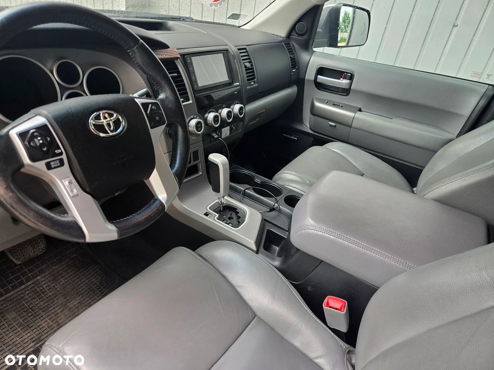 Toyota Sequoia - 10