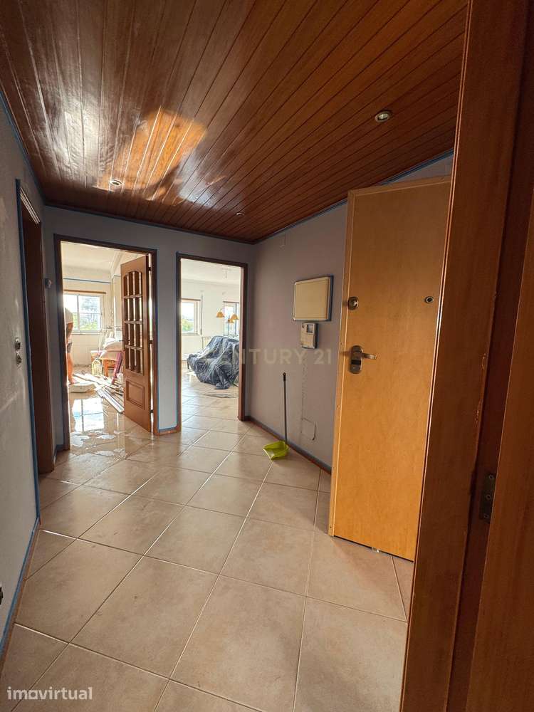 Apartamento Central com Luz Natural e Proximidade a Serviços - Grande imagem: 2/8