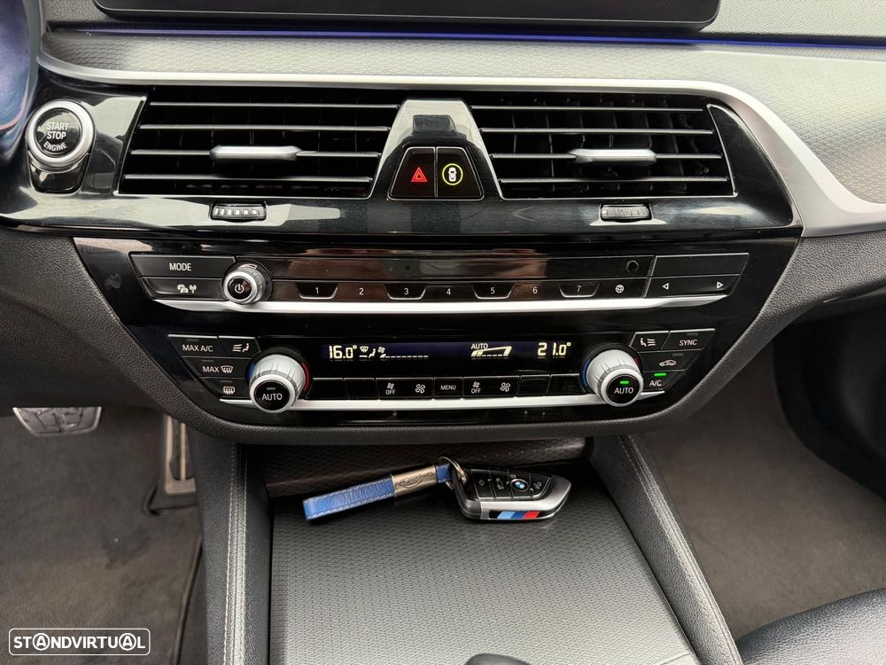 BMW 520 d Pack Desportivo M Auto - 24