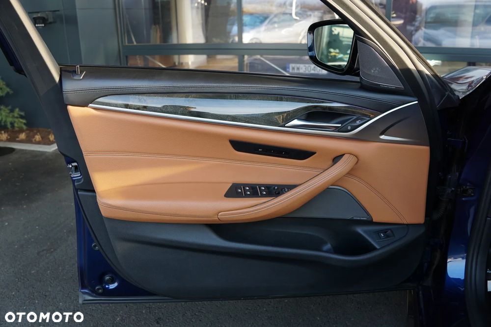 BMW Seria 5 M550i xDrive sport - 28