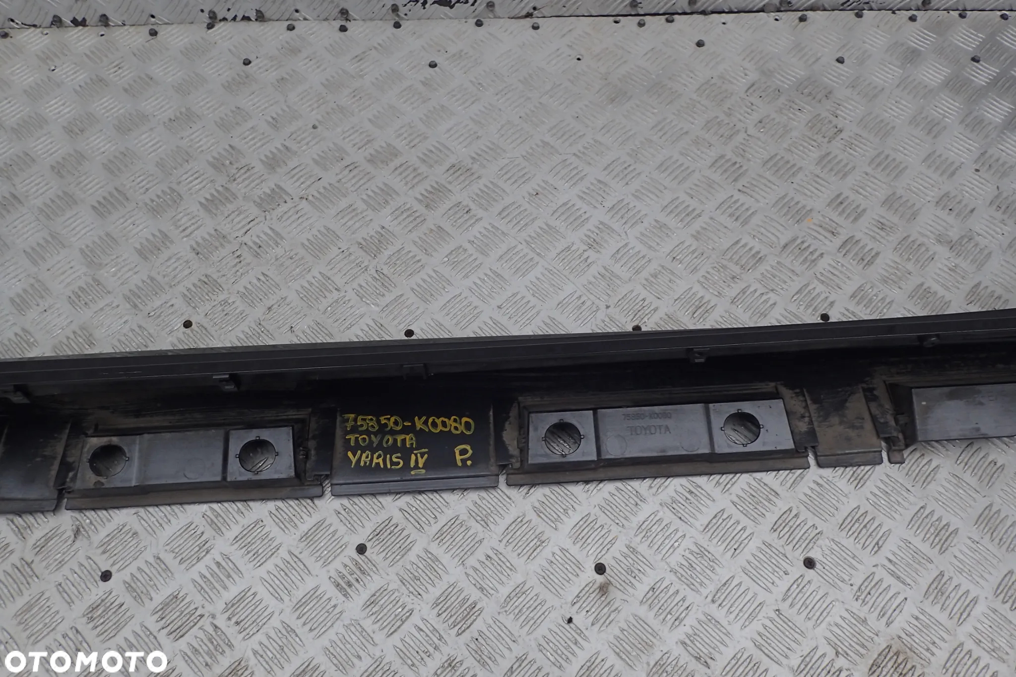PRÓG LISTWA PROGOWA LEWA / PRAWA TOYOTA YARIS IV 75860-K0080 / 75850-K0080 - 17