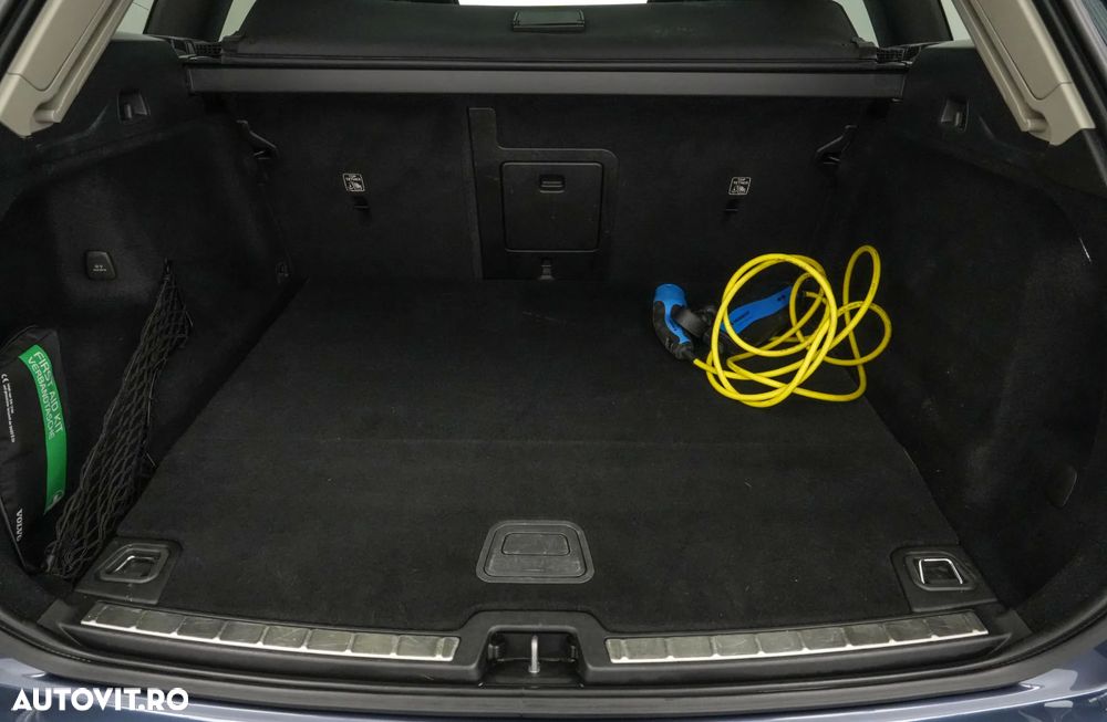 Volvo XC 60 T8 Twin Engine AWD Momentum Pro - 27