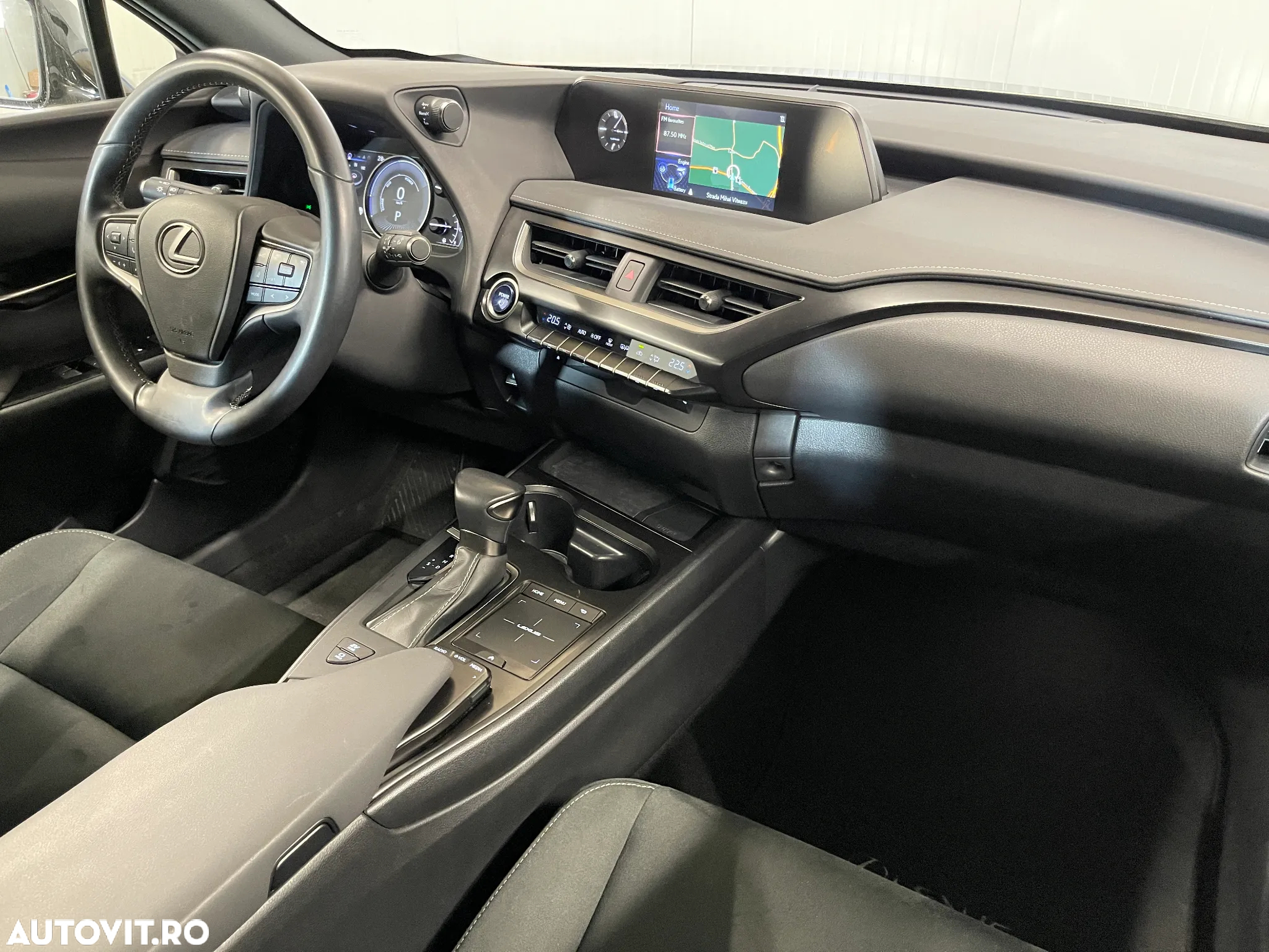 Lexus UX 250h 2.0L HEV 20H- (178 HP) 4X2 CVT Business - 8
