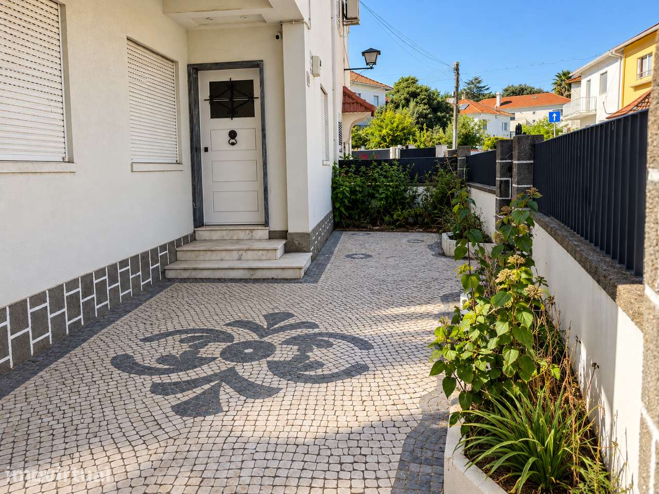 Moradia no Bairro da Encarnação com garagem, jardim, cave e terraço - Grande imagem: 3/39