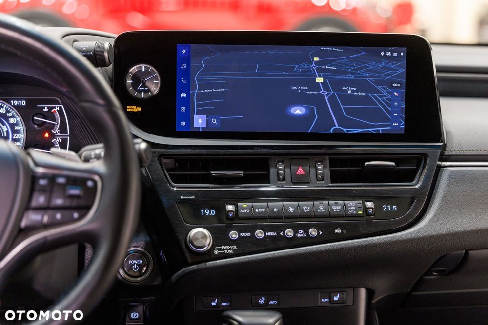 Lexus ES 300h F Sport Design - 38