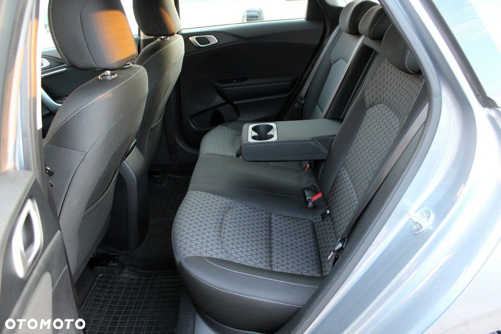 Kia Ceed 1.6 CRDi mHEV M - 10