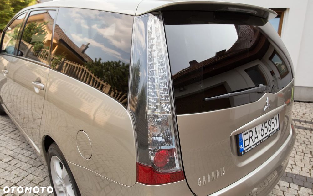 Mitsubishi Grandis 2.4 Intense - 14