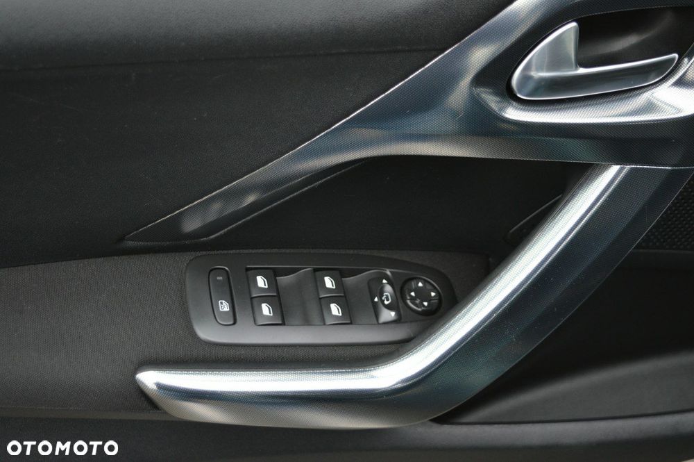 Peugeot 2008 1.2 Pure Tech Style EU6 - 37