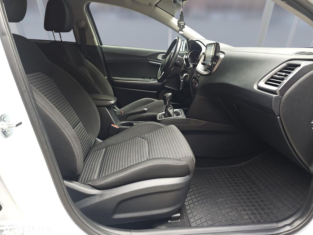 Kia Ceed 1.5 T-GDI M - 11