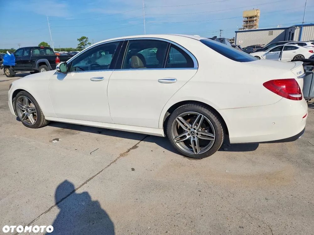 Mercedes-Benz Klasa E 300 9G-TRONIC AMG Line - 3