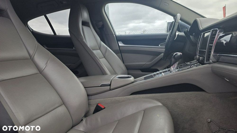 Porsche Panamera - 24