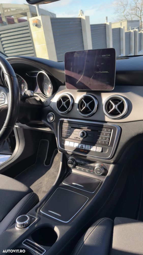 Mercedes-Benz GLA 180 7G-DCT StreetStyle - 22