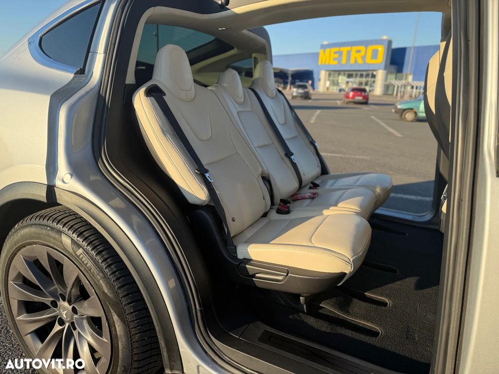 Tesla Model X - 14