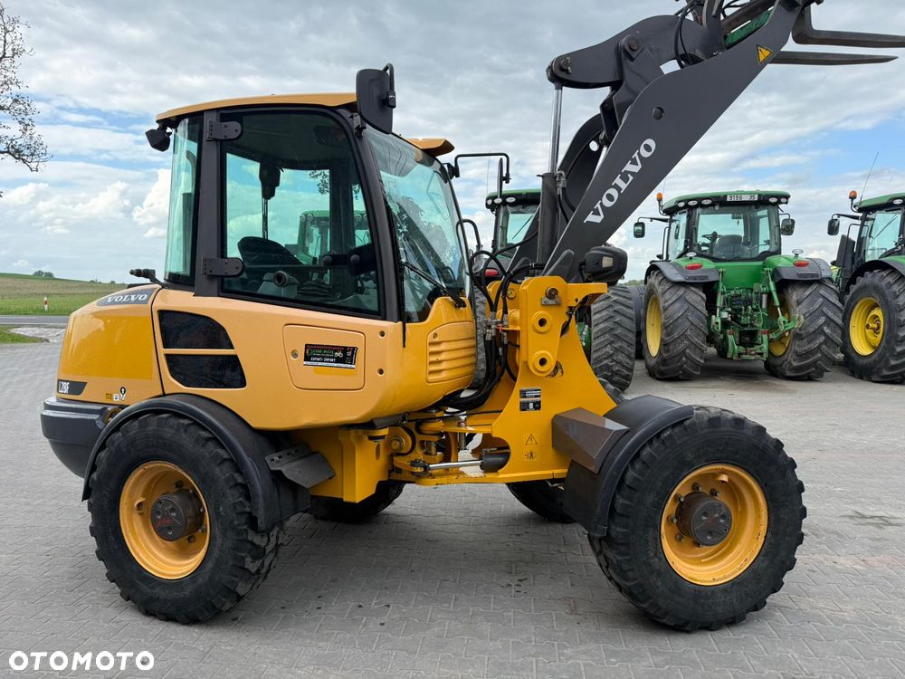 Volvo L 28 F   30  JCB - 25