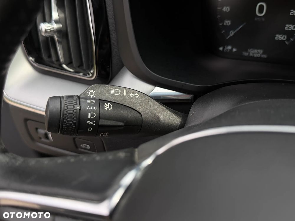 Volvo XC 60 T4 Momentum Pro - 25