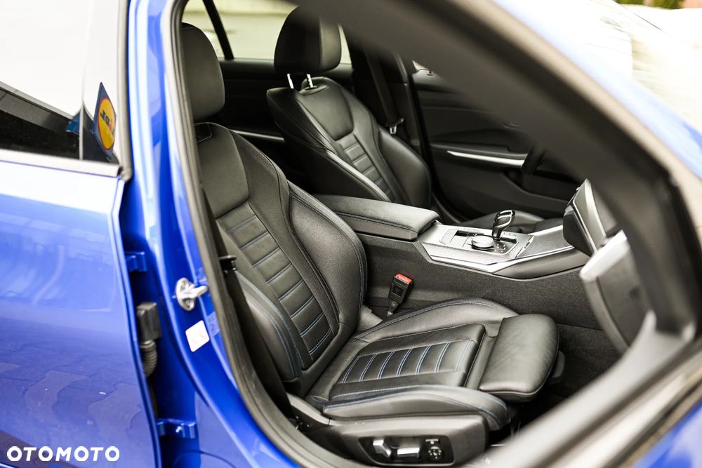 BMW Seria 3 330e M Sport - 28