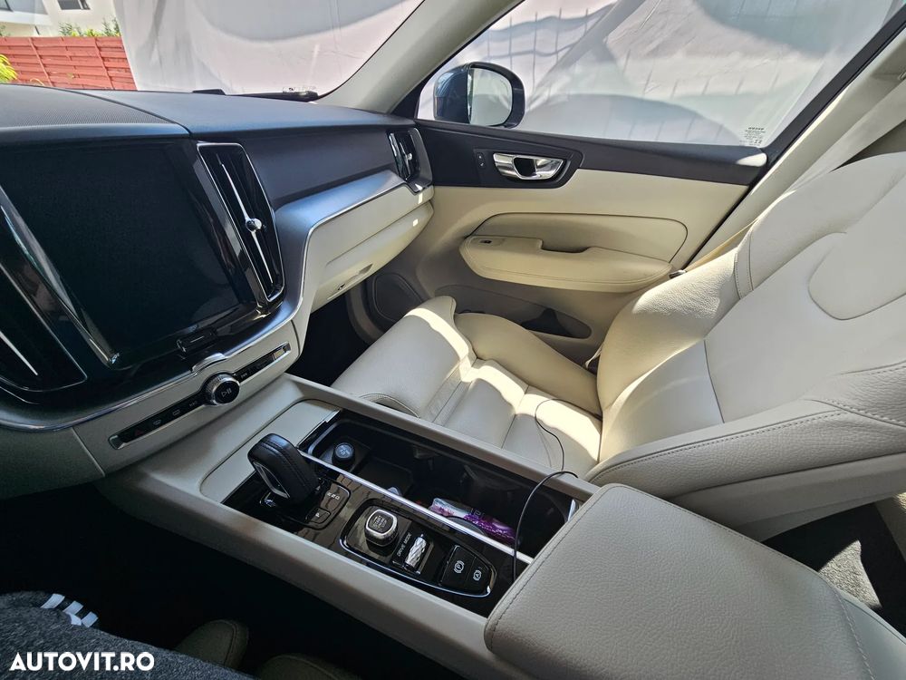 Volvo XC 60 B4 MHEV AWD Momentum Pro - 10