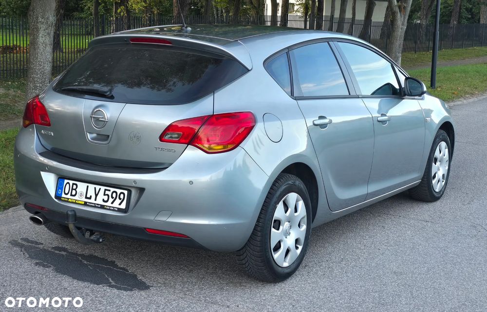 Opel Astra 2011 photo 4