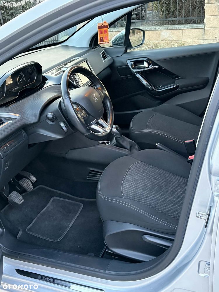 Peugeot 208 - 13